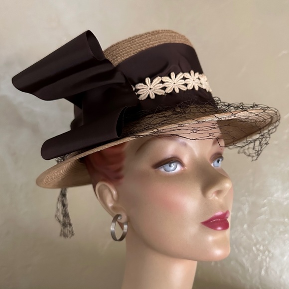 LOVELY 1950s\' TAN STRAW FEDORA WITH WIDE BAND, APPLIQUÉ & VEIL main image 4